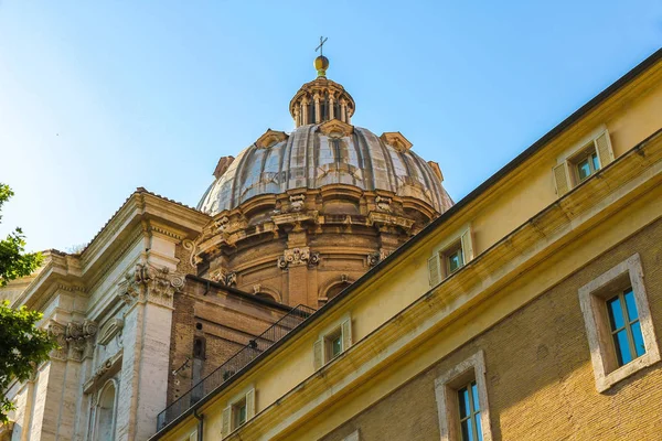 Una iglesia histórica en Roma, Italia — Foto de Stock