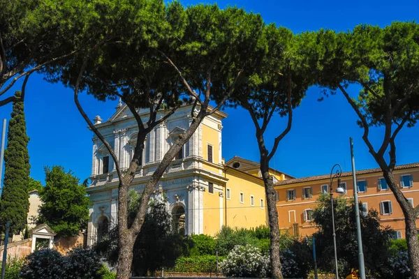 En historisk kyrka i Rom, Italien — Stockfoto