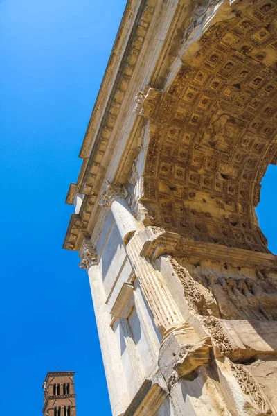 Visa av bågen av Constantine i Rom — Stockfoto