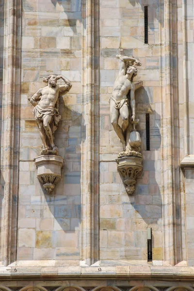 Detalhes da Catedral de Milão em um dia ensolarado — Fotografia de Stock