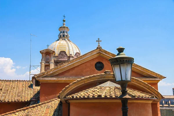 En historisk kyrka i Rom, Italien — Stockfoto