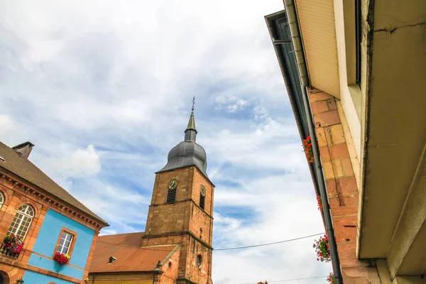 Udsigt over en historisk kirke i Saint Marie Aux Mines - Stock-foto