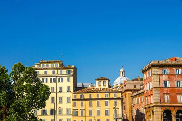 Historische architectuur van Rome op een zonnige dag — Stockfoto