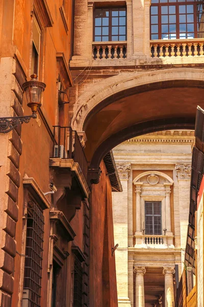 Historyczna architektura Rzymu w słoneczny dzień — Zdjęcie stockowe