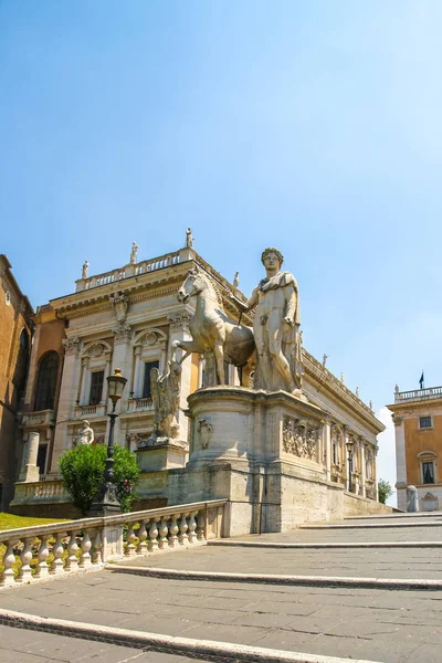 在罗马一座具有历史意义的雕像上欣赏 — 图库照片