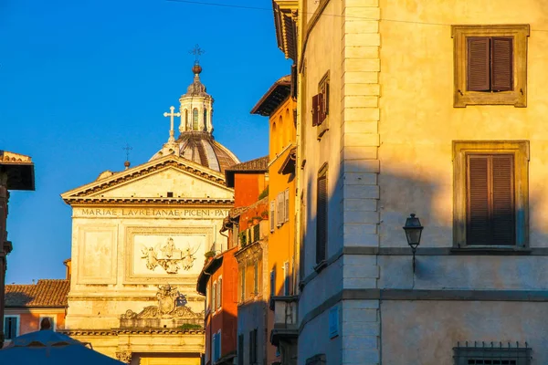 Uitzicht op de oude gebouwen en een kerk in Rome — Stockfoto