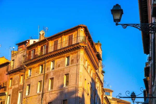 Arquitetura histórica de Roma num dia ensolarado — Fotografia de Stock
