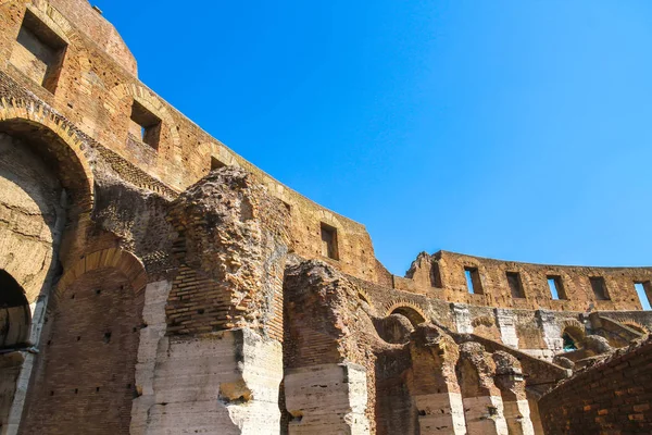 Vy innifrån av Colosseum i Rom — Stockfoto