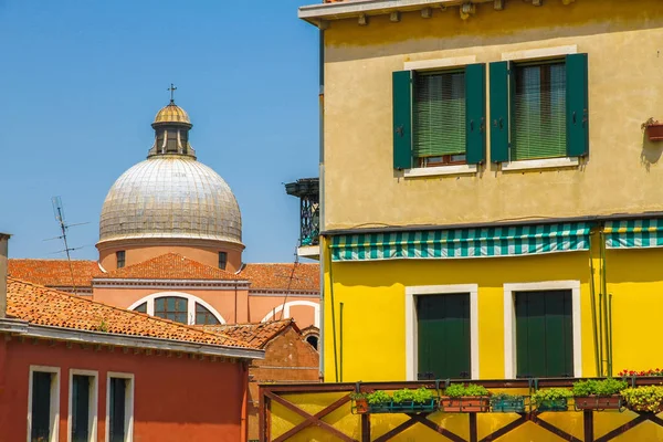 Een historische kerk in Venetië, Italië — Stockfoto