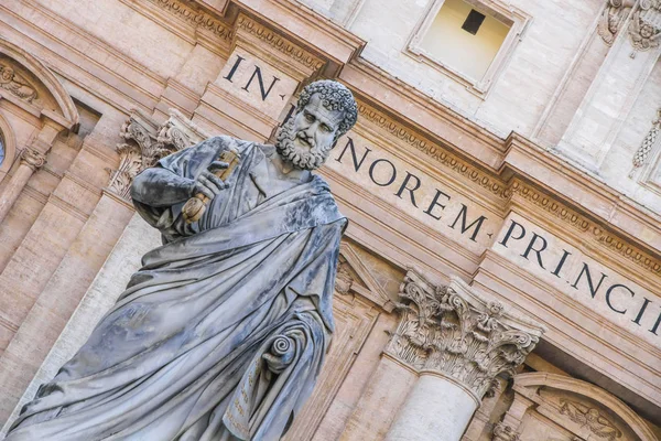 Zicht op het standbeeld van Sint Petrus in Rome — Stockfoto