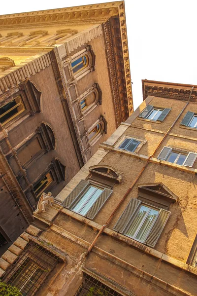 Arquitectura histórica de Roma en un día soleado — Foto de Stock
