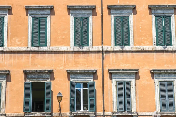 Historic architecture of Rome on a sunny day — Stock Photo, Image