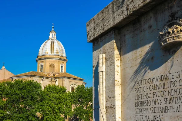Una iglesia histórica en Roma, Italia — Foto de Stock
