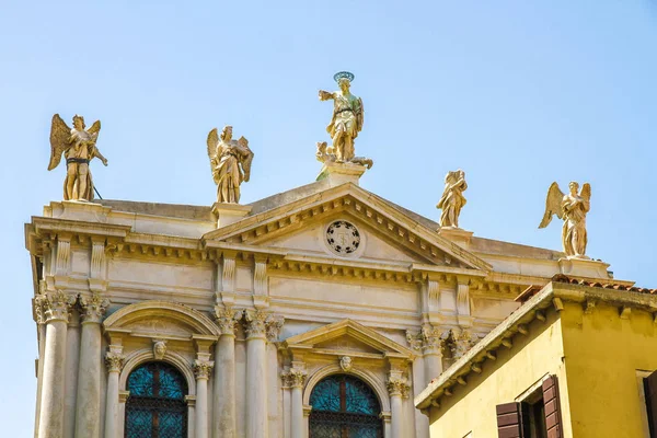 Una iglesia histórica en Venecia, Italia — Foto de Stock