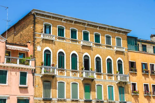 晴れた日にヴェネツィアの歴史的建造物 — ストック写真
