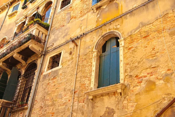 Arquitectura histórica de Venecia en un día soleado — Foto de Stock