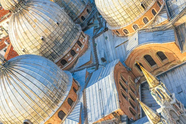 威尼斯圣马可大教堂的景色 — 图库照片