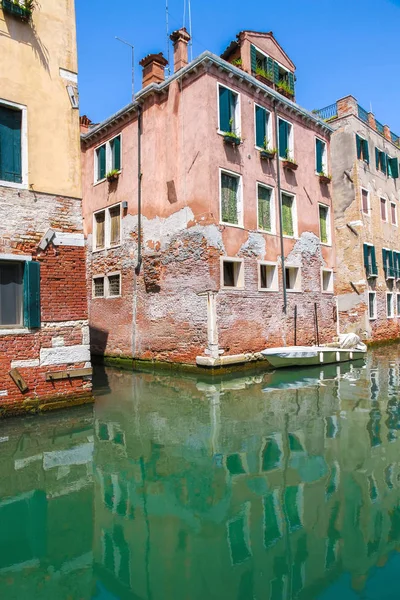 View on the historic architecture and the canal — Stock Photo, Image