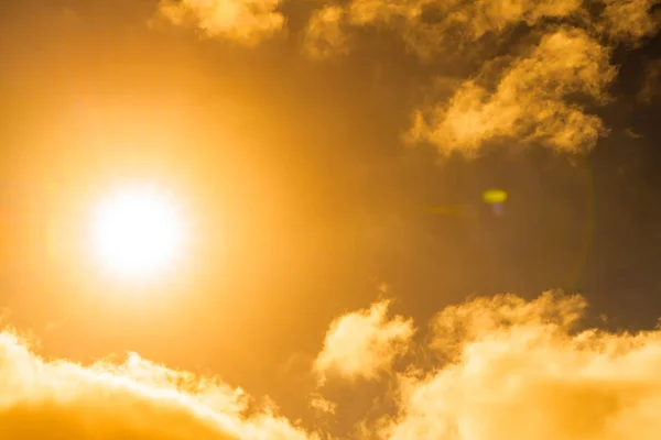 Сяюче сонце на заході сонця небо — стокове фото