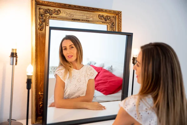Portræt af en moden kvinde foran et spejl - Stock-foto
