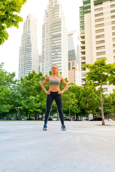 En atletisk kvinna som står i parken — Stockfoto