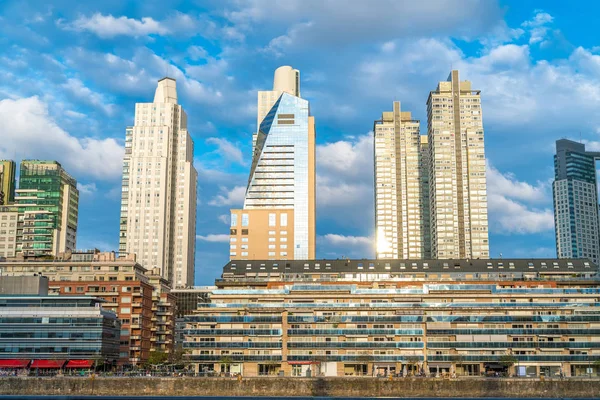 Kijk op de moderne architectuur van Puerto Madero — Stockfoto