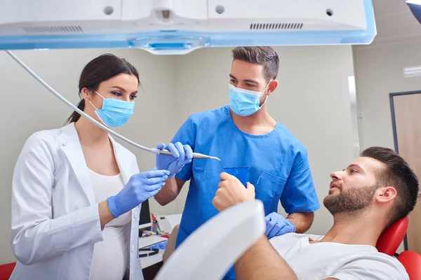 Tratamento dentário em uma clínica — Fotografia de Stock