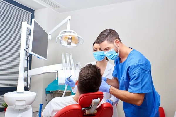 Лечение зубов в клинике — стоковое фото