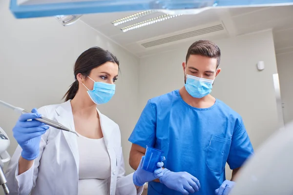 Tandheelkundige behandeling in een kliniek — Stockfoto