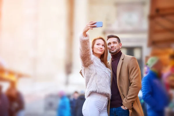 Coppia selfie in un mercatino di Natale — Foto Stock