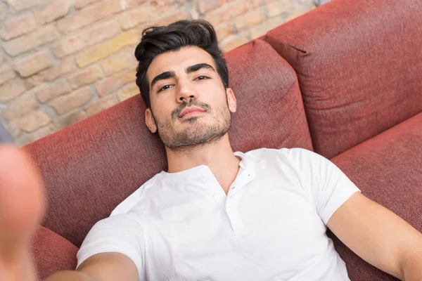 Ponto de vista retrato de um jovem sério tomando uma selfie — Fotografia de Stock