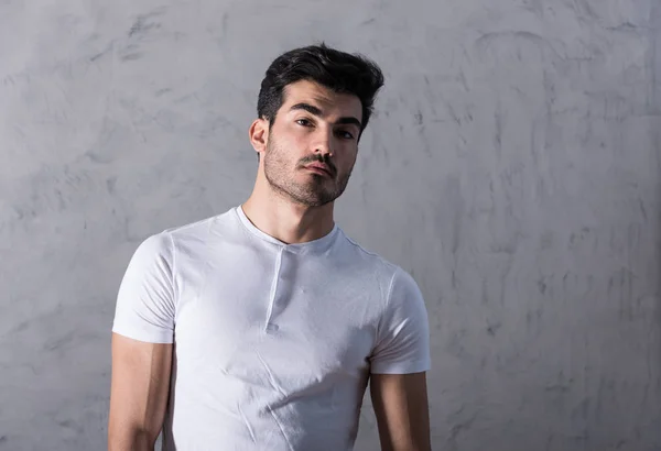 Un joven serio con una camiseta blanca —  Fotos de Stock