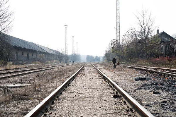 Foto av övergivna räls och järnvägsstation — Stockfoto