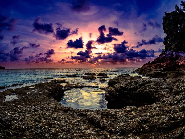 Zonsondergang op de rotsen van Surin strand, Phuket, Thailand — Stockfoto