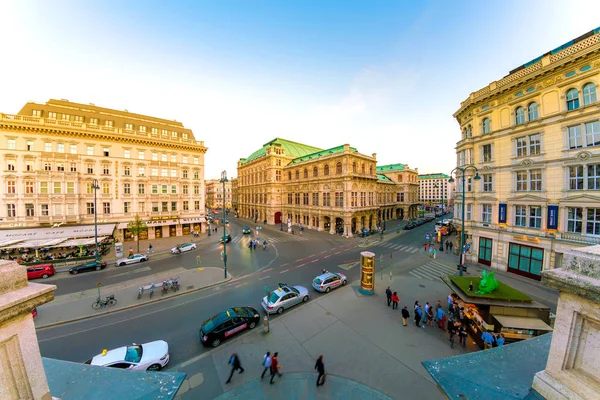 Pohled z vídeňské Státní opery při západu slunce — Stock fotografie