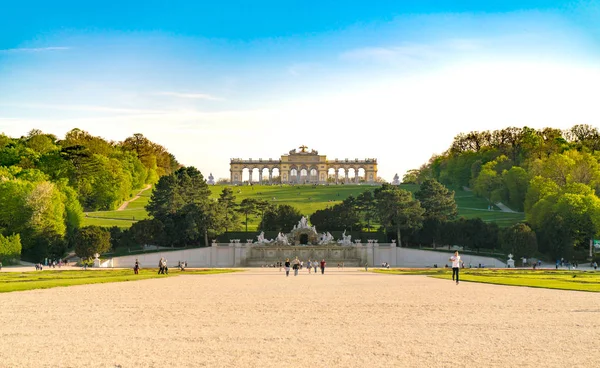 De beroemde Schoenbrunn Keizerlijk Paleis Hofburg in Wenen — Stockfoto