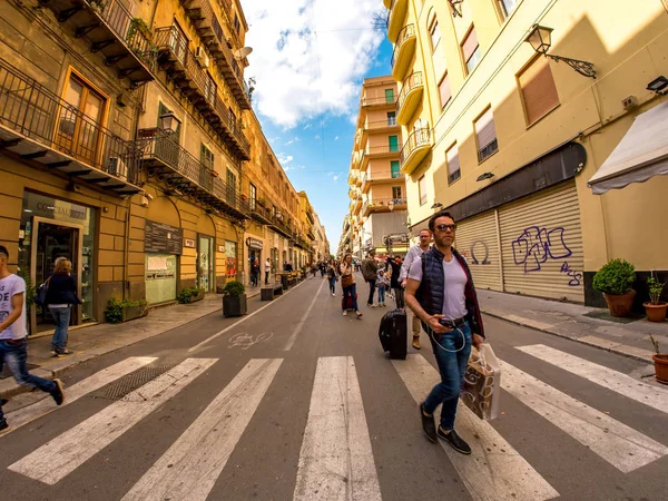 Caminando por las calles históricas de Palermo, Italia — Foto de Stock