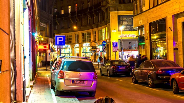 Vista de una calle de Budapest por la noche — Foto de Stock