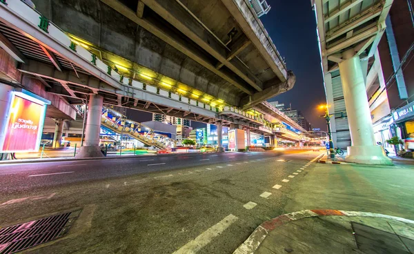 Trafik på Bangkok gator i centrum på natten — Stockfoto