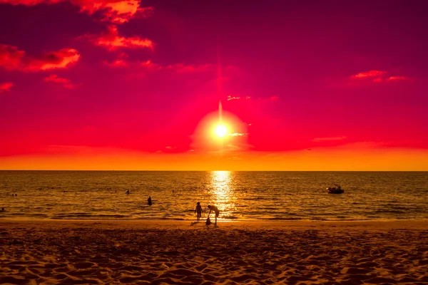 Pôr do sol dourado com nuvens fofas sobre Surin Beach em Phuket, Tha — Fotografia de Stock