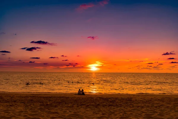 Pôr do sol dourado com nuvens fofas sobre Surin Beach em Phuket, Tha — Fotografia de Stock