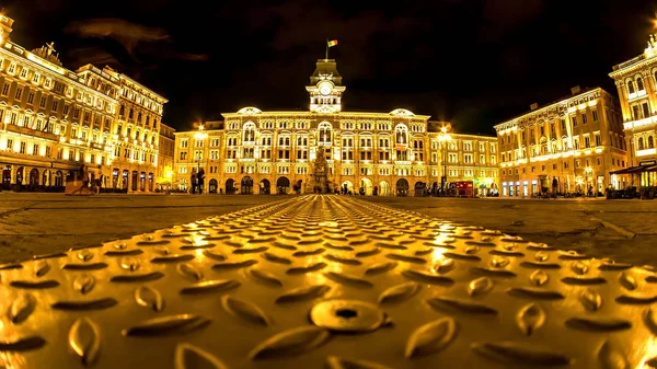 Hôtel de ville sur la place principale à Trieste, Italie la nuit — Photo