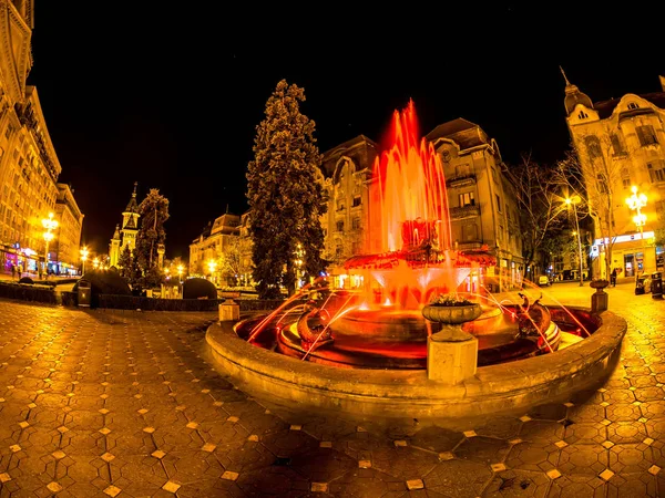 Vue sur les gens qui passent près de la fontaine de poissons à Timisoara — Photo