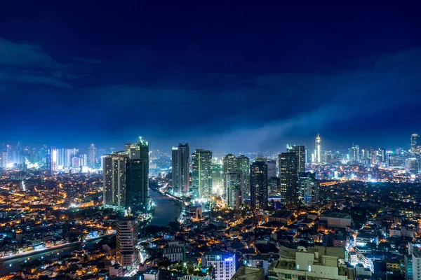 Πανοραμική θέα πάνω από τον ορίζοντα του Makati, Μανίλα, το βράδυ — Φωτογραφία Αρχείου