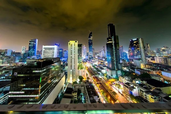 Visa på den upplysta skyline i Bangkok — Stockfoto