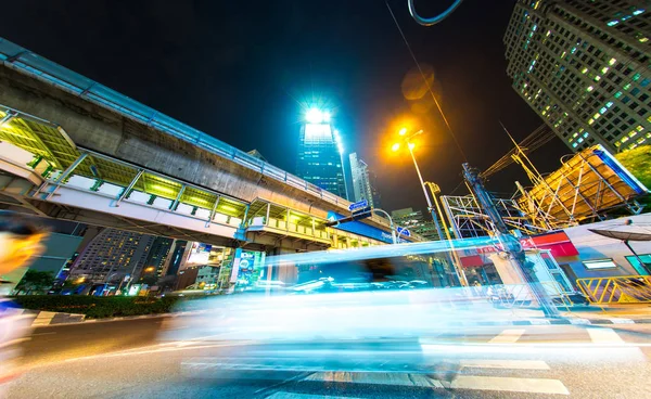 Verkeer op Bangkok straten in de binnenstad bij nacht — Stockfoto