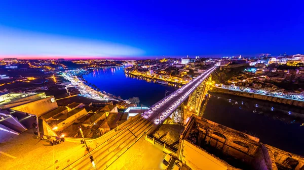Старый город Порто и мост Фабрегаса во время заката — стоковое фото