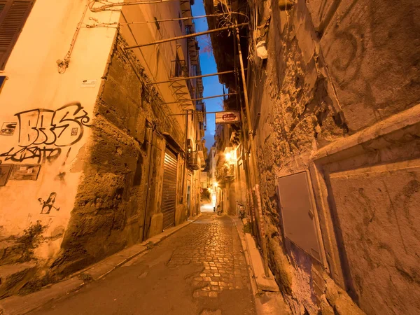 Strada stretta con marciapiede in pietra a Palermo, Italia di notte — Foto Stock