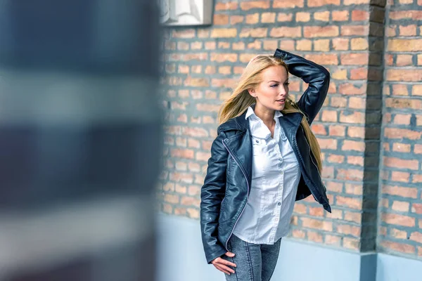 Eine Frau spaziert durch die Gasse eines historischen Gebäudes — Stockfoto