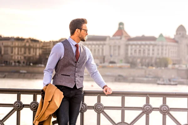 Um homem elegante ao lado de um rio — Fotografia de Stock